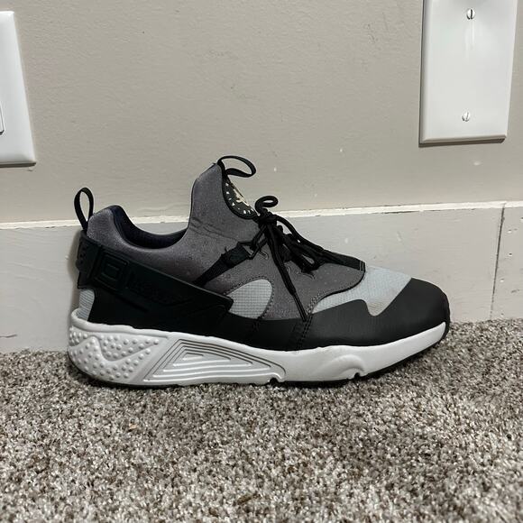 NIKE Men's Air Huarache Utility Base Grey Shoes Size 11.5 - Picture 2 of 9